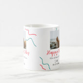 ハッピーな気分のお休み中のカップルの名前と日付の結婚式を赤で コーヒーマグカップ (中央)