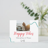 ハッピーな雰囲気のホリデーカップル名と日付と結婚式の赤 シーズンポストカード (スタンド正面)