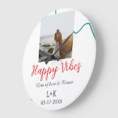 ハッピーな雰囲気のホリデーカップル名と日付と結婚式の赤 ラージ壁時計 (傾斜)