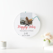 ハッピーな雰囲気のホリデーカップル名と日付と結婚式の赤 ラージ壁時計 (ホーム)