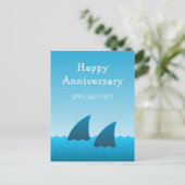 ハッピーアニバーサリーカップルおもしろいシャークユーモアのあるカード ポストカード (スタンド正面)