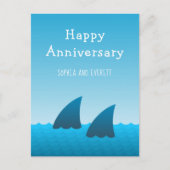 ハッピーアニバーサリーカップルおもしろいシャークユーモアのあるカード ポストカード (正面)