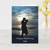 ハッピーアニバーベカップルキスをするオンビーチ カード (黄色い花)