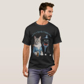 ハッピーアワーに集う2匹の愛らしいおしゃれ猫 Tシャツ (正面フル)