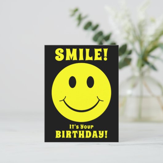 ハッピーイエローフェイススマイルお誕生日おめでとうブラック ポストカード (スタンド正面)