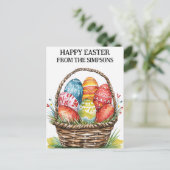 ハッピーイースターの水色色彩の鮮やか卵バスケット家族 ポストカード (スタンド正面)