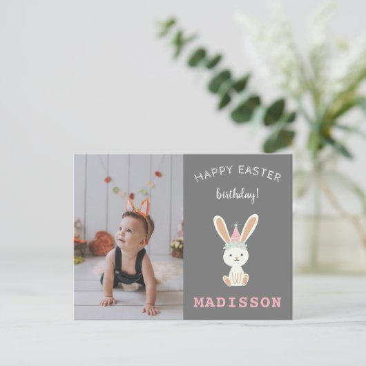ハッピーイースターの誕生日は写真と可愛いバニーを願う シーズンポストカード (スタンド正面)