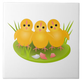 ハッピーイースターの黄色いヒナが緑の草の上 タイル