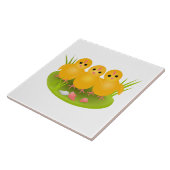 ハッピーイースターの黄色いヒナが緑の草の上 タイル (側面)