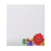 ハッピーイースターエッグカラフルとガーベラ ノートパッド (正面)