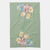 ハッピーイースターバニーと本のスタック キッチンタオル (縦)