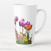 ハッピーイースターバニーインチューリップガーデン カフェラテマグ (右)