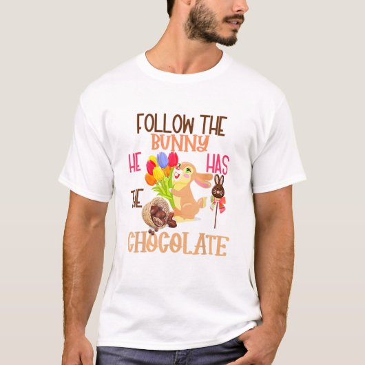 ハッピーイースター後を追ザバニー彼はチョコレートを持っている Tシャツ (正面)