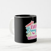 ハッピーイースター。かわいい卵 ツートーンマグカップ (正面左)