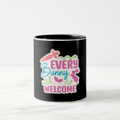 ハッピーイースター。かわいい卵 ツートーンマグカップ (中央)