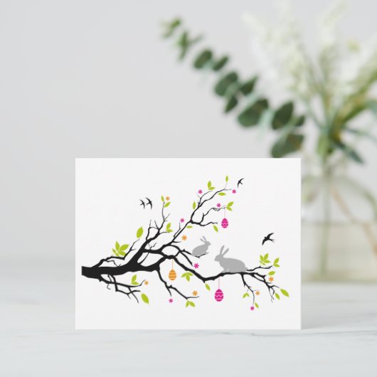 ハッピーイースター、バニーが付いている春の木 シーズンポストカード (スタンド正面)