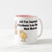 ハッピーイースター – 私がことわざなのは鶏の産卵だけ ツートーンマグカップ (正面右)