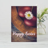 ハッピーイースター!赤いイースターの卵とデイジーの花。 シーズンカード (スタンド正面)