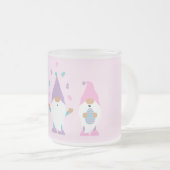 ハッピーイースターGnomieイースターエッグをジャグリング フロストグラスマグカップ (正面右)