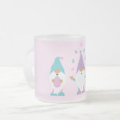 ハッピーイースターGnomieイースターエッグをジャグリング フロストグラスマグカップ (正面左)