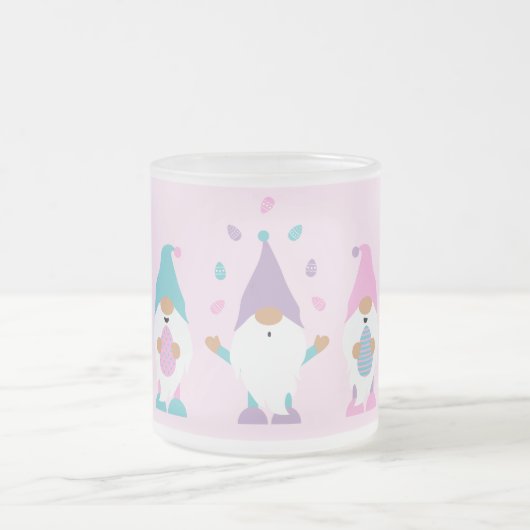 ハッピーイースターGnomieイースターエッグをジャグリング フロストグラスマグカップ (中央)