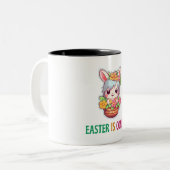 ハッピーエッグスター – イースターエッグ ツートーンマグカップ (正面左)