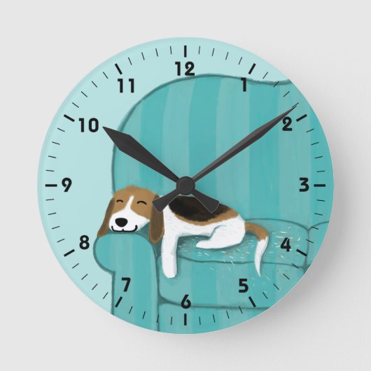 ハッピーカウチビーグル – かわいい子犬のデザイン ラウンド壁時計 (正面)