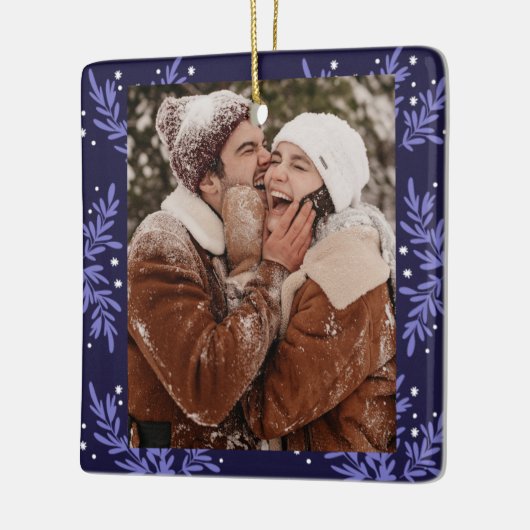 ハッピーカップルカスタムネイビーブルークリスマス セラミックオーナメント (左)