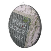 ハッピーカドルの日（暖かいハグと愛情のあるスナグルズ） ダーツボード (正面右)