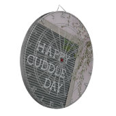 ハッピーカドルの日（暖かいハグと愛情のあるスナグルズ） ダーツボード (正面左)