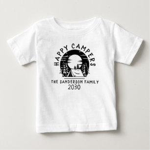 ハッピーキャンパーズネームイヤーファミリーキャンピングトリップ ベビーTシャツ