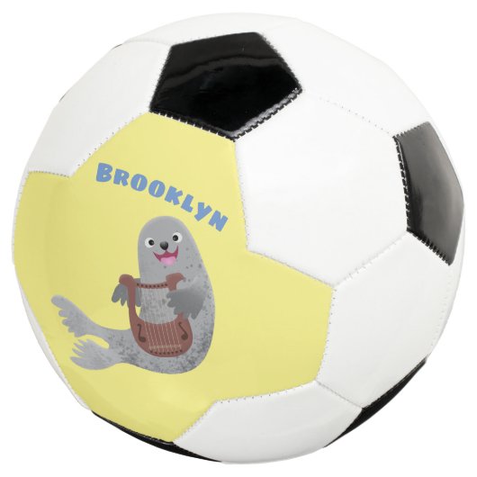 ハッピーキュートなハープシール漫画イラストレーション サッカーボール (3/4)