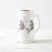 ハッピーキュートなハープシール漫画イラストレーション ビールジョッキ (正面右)