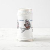 ハッピーキュートなハープシール漫画イラストレーション ビールジョッキ (中央)