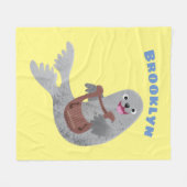 ハッピーキュートなハープシール漫画イラストレーション フリースブランケット (正面(横))