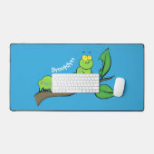 ハッピーキュートグリーンキャタピラーアニメイラストレーション デスクマット (キーボード&マウス)