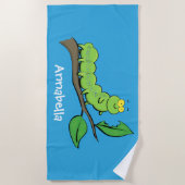 ハッピーキュートグリーンキャタピラーアニメイラストレーション ビーチタオル (正面)