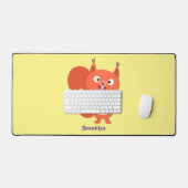 ハッピーキュート赤リス漫画イラストレーション デスクマット (キーボード&マウス)