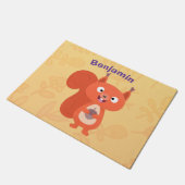 ハッピーキュート赤リス漫画イラストレーション ドアマット (アングル)