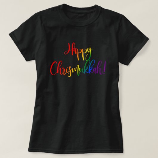 ハッピークリスムカLGBTレインボーフラグタイポグラフィ Tシャツ (デザイン正面)