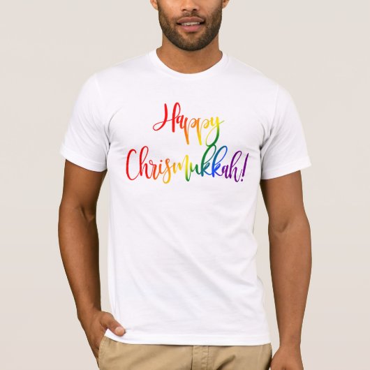 ハッピークリスムカLGBTレインボーフラグタイポグラフィ Tシャツ (正面)