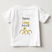 ハッピークampingキャンパーお誕生日子供ゴールデンサン ベビーTシャツ (裏面)