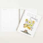 ハッピーグラウンドホッグ2025 プランナー手帳<br><div class="desc">2025年のプランナーを紹介し、一年を通して組織保して盛り上がりに最適なパートナー！黄色いバターカップに囲まれ図解入りの、写真付きのた居心地の良い穴から愛らしいグラウンドホッグが飛び出す愛らしいカバーを備え鮮やか、温かさと喜びにあふれたプランナー。年をカスタマイズカバーし、このプランナーは、毎日、毎週、毎月のスケジュールの上に滞在するための貴重なリソースとして機能する。ユーザレイアウトフレンドリーは、アポイントメント、会議、締め切り、その他の重要なイベントをメモするための十分な宇宙を提供する。</div>