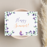 ハッピーサマーバイオレット花模様ブルーベルホワイト インビテーションポストカード<br><div class="desc">夏のシンプルあいさつエレガント用のとポストカード。紫エレガント紫の青飾鈴の花と小さな鳥の歌と白い背景。文字: Happy Summer！は手で書いた書スタイルのスクリプモダントを持つ。文字は紫と金色。背面：白い背景。</div>
