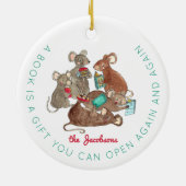 ハッピージョラボカフロドマウスファミリークリスマス セラミックオーナメント (裏面)