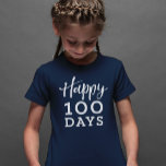 ハッピースクールシャツ100日 Tシャツ<br><div class="desc">表祝に「ハッピー100日」を掲げインスパイア、裏に割り印を付けたこのチョークボードのシャツで100日の学校</div>