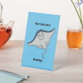 ハッピースティングレイ魚の漫画イラストレーション 台座サイン (インサイチュ)