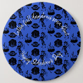 ハッピーセントアンドリューデイハギスバグパイプネッシーバッジ 缶バッジ (正面)