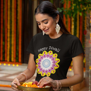 ハッピーディワリ曼荼羅かわいいヒンドゥー教の女性 Tシャツ