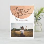 ハッピーニューイヤータイポグラフィピンクモダンフォト シーズンカード (スタンド正面)